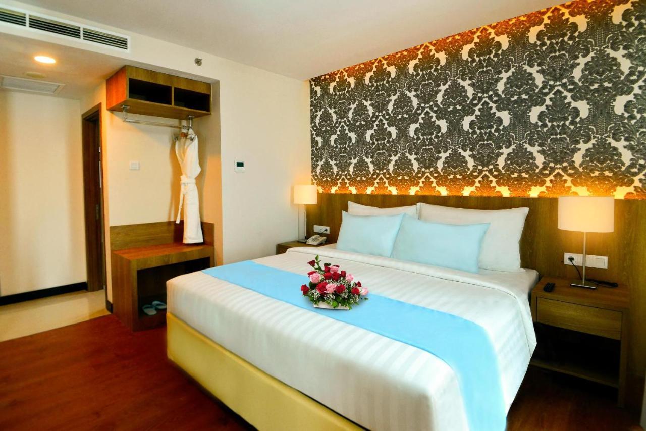 Odua Weston Jambi Hotel Bagian luar foto