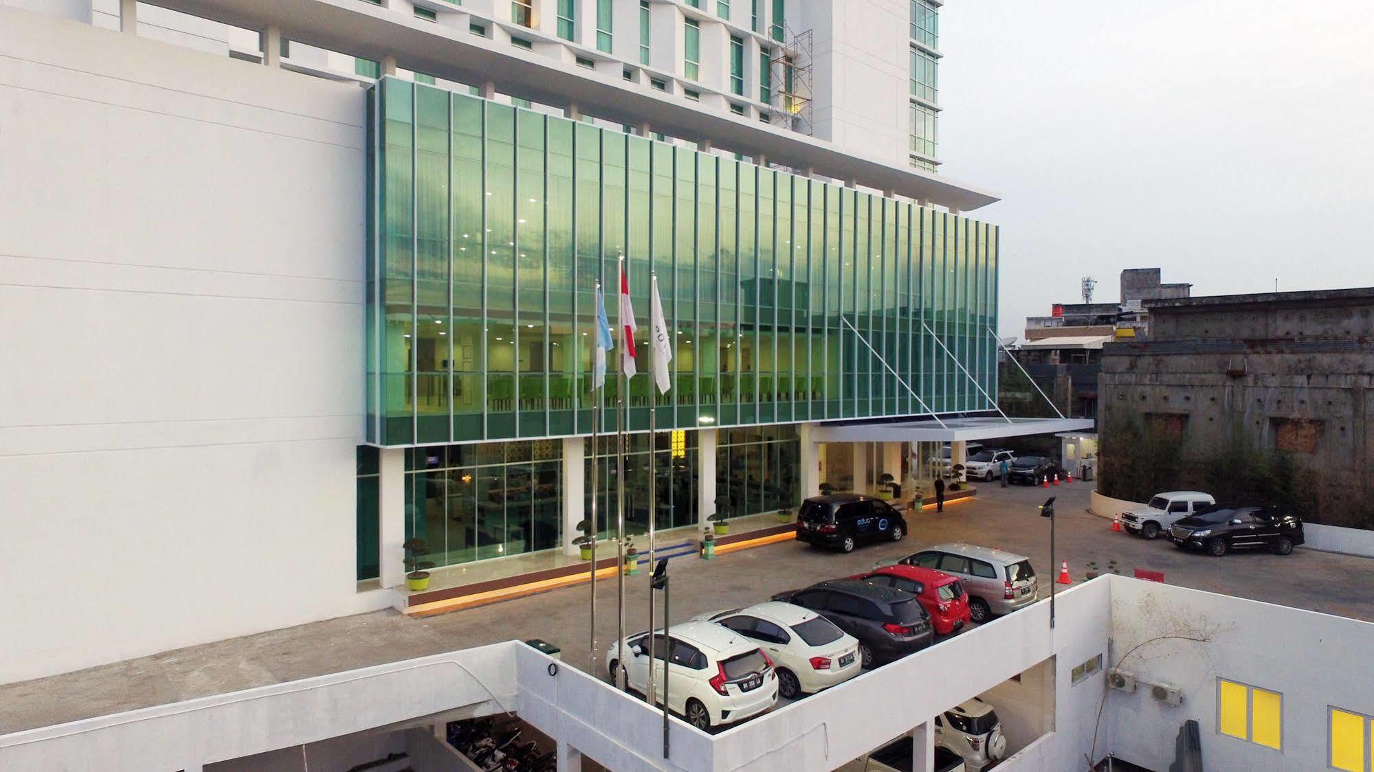 Odua Weston Jambi Hotel Bagian luar foto